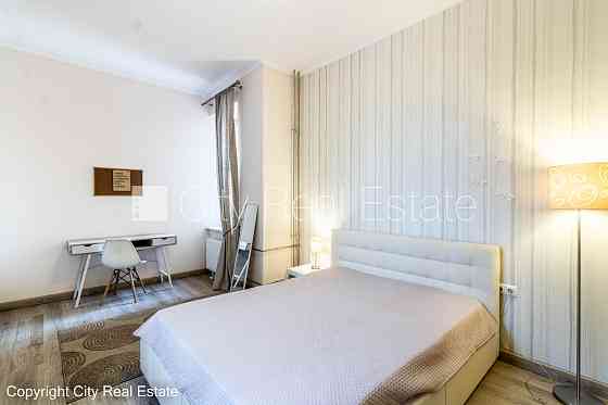 Фасадный дом, реставрированный дом, закрытая территория, вход с улицы, лестничная Rīga