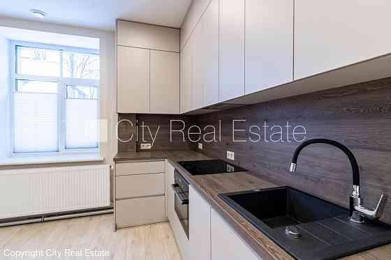 Здание во дворе, благоустроенная озеленённая территория, территория обнесена Rīga