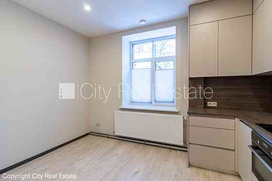 Здание во дворе, благоустроенная озеленённая территория, территория обнесена Rīga