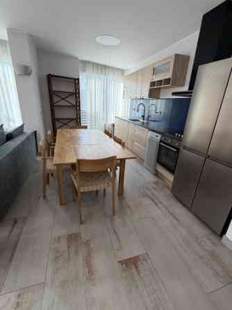 Izīrē brīnišķīgu 3 istabu dzīvokli ar terasi!  Ienākot dzīvoklī - plašs iebūvētais skapis un neliels Рига