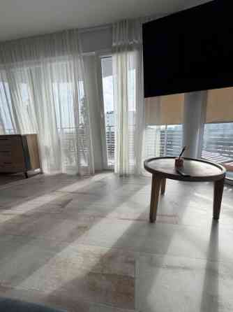 Izīrē brīnišķīgu 3 istabu dzīvokli ar terasi!  Ienākot dzīvoklī - plašs iebūvētais skapis un neliels Рига