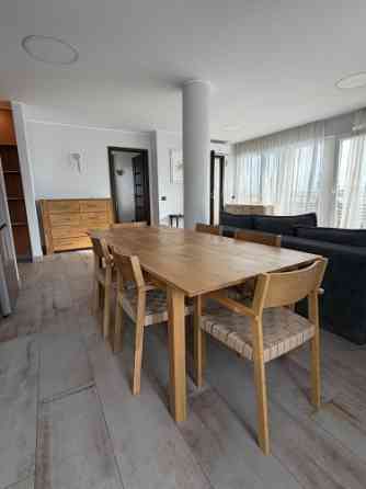 Izīrē brīnišķīgu 3 istabu dzīvokli ar terasi!  Ienākot dzīvoklī - plašs iebūvētais skapis un neliels Рига