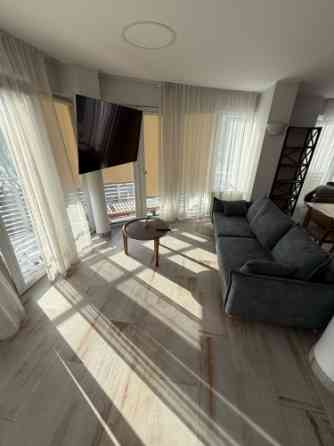 Izīrē brīnišķīgu 3 istabu dzīvokli ar terasi!  Ienākot dzīvoklī - plašs iebūvētais skapis un neliels Рига