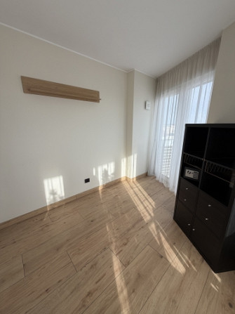 Izīrē brīnišķīgu 3 istabu dzīvokli ar terasi!  Ienākot dzīvoklī - plašs iebūvētais skapis un neliels Рига - изображение 8