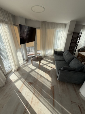 Izīrē brīnišķīgu 3 istabu dzīvokli ar terasi!  Ienākot dzīvoklī - plašs iebūvētais skapis un neliels Рига - изображение 2