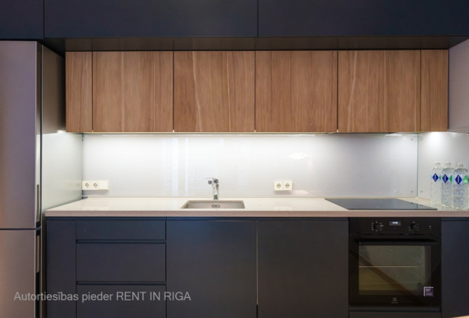 Pārdod elegantu un mūsdienīgu dzīvokli projektā Centrus.  Dzīvoklis atrodas iekšpagalma Rīga - foto 8