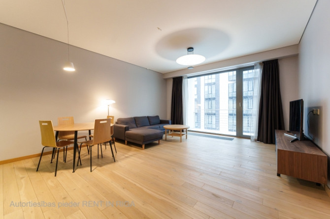 Pārdod elegantu un mūsdienīgu dzīvokli projektā Centrus.  Dzīvoklis atrodas iekšpagalma Rīga - foto 1