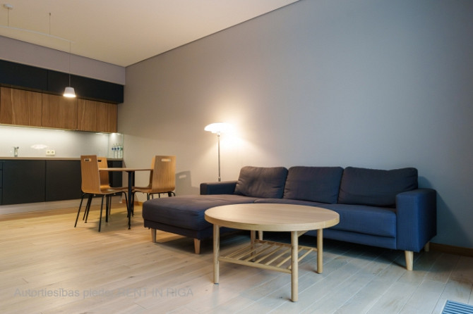 Pārdod elegantu un mūsdienīgu dzīvokli projektā Centrus.  Dzīvoklis atrodas iekšpagalma Rīga - foto 4