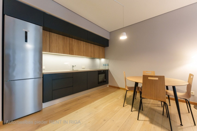 Pārdod elegantu un mūsdienīgu dzīvokli projektā Centrus.  Dzīvoklis atrodas iekšpagalma Rīga - foto 5