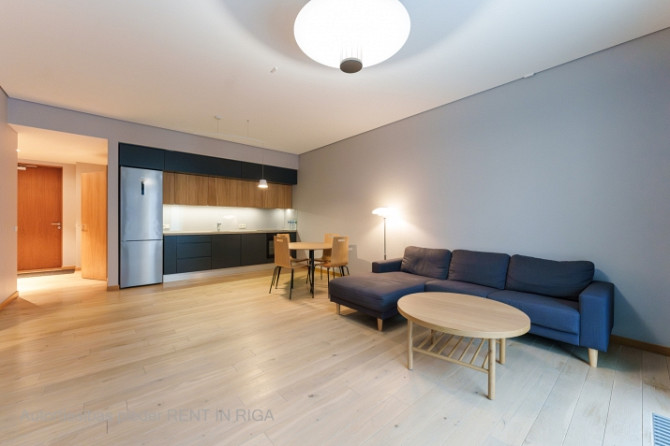 Pārdod elegantu un mūsdienīgu dzīvokli projektā Centrus.  Dzīvoklis atrodas iekšpagalma Rīga - foto 3