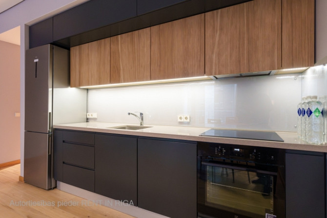 Pārdod elegantu un mūsdienīgu dzīvokli projektā Centrus.  Dzīvoklis atrodas iekšpagalma Rīga - foto 7