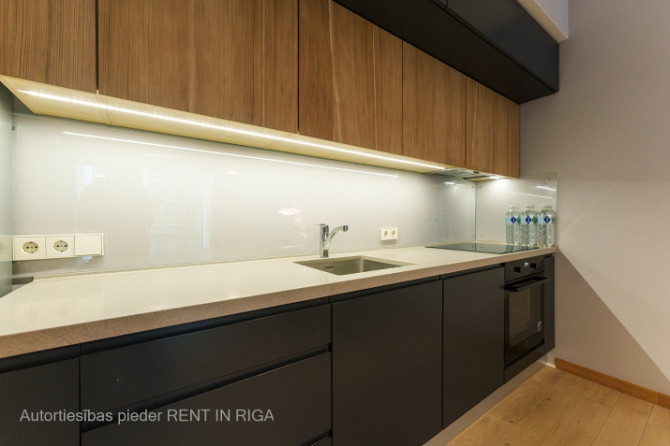 Pārdod elegantu un mūsdienīgu dzīvokli projektā Centrus.  Dzīvoklis atrodas iekšpagalma Rīga - foto 6