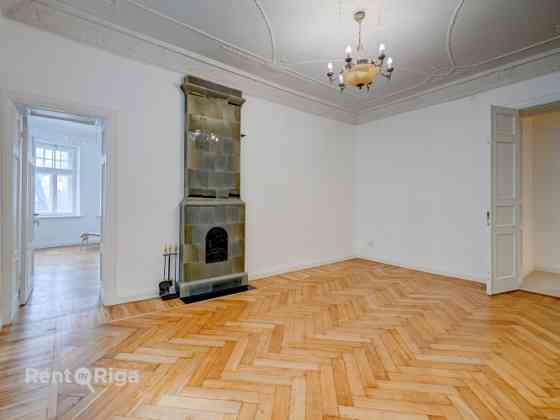 Izīrē izsmalcinātu 4-istabu dzīvokli uz klusās Akas ielas, starp Ģertrūdes un Lāčplēša ielu.  Šis dz Рига