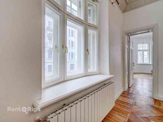 Izīrē izsmalcinātu 4-istabu dzīvokli uz klusās Akas ielas, starp Ģertrūdes un Lāčplēša ielu.  Šis dz Рига