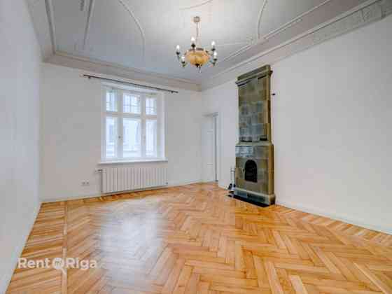 Izīrē izsmalcinātu 4-istabu dzīvokli uz klusās Akas ielas, starp Ģertrūdes un Lāčplēša ielu.  Šis dz Рига