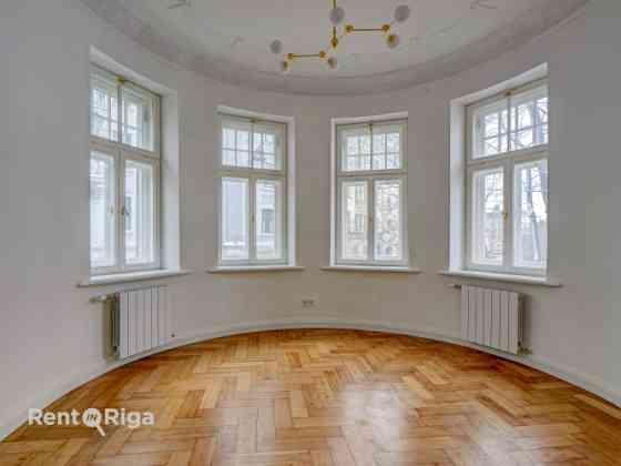 Izīrē izsmalcinātu 4-istabu dzīvokli uz klusās Akas ielas, starp Ģertrūdes un Lāčplēša ielu.  Šis dz Рига