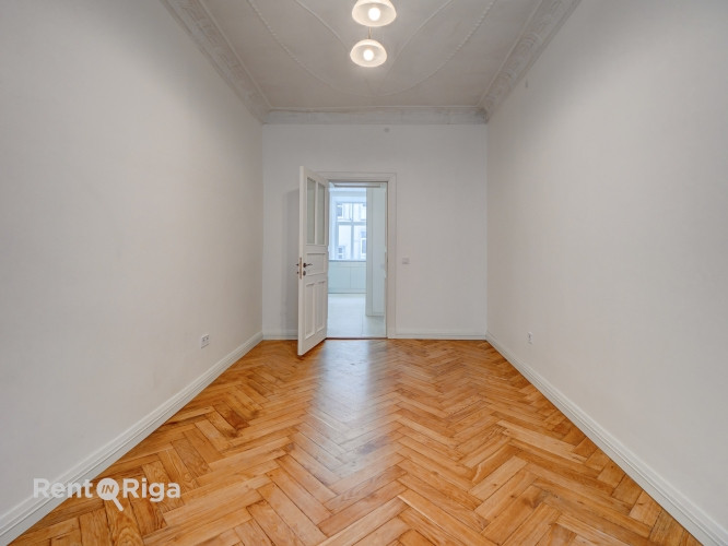 Izīrē izsmalcinātu 4-istabu dzīvokli uz klusās Akas ielas, starp Ģertrūdes un Lāčplēša ielu.  Šis dz Рига - изображение 9