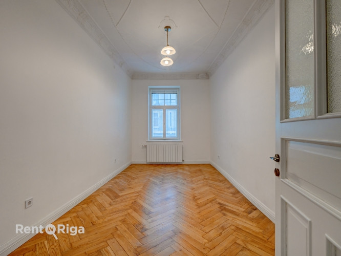 Izīrē izsmalcinātu 4-istabu dzīvokli uz klusās Akas ielas, starp Ģertrūdes un Lāčplēša ielu.  Šis dz Рига - изображение 8