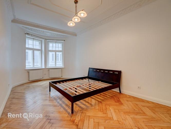 Izīrē izsmalcinātu 4-istabu dzīvokli uz klusās Akas ielas, starp Ģertrūdes un Lāčplēša ielu.  Šis dz Рига - изображение 7