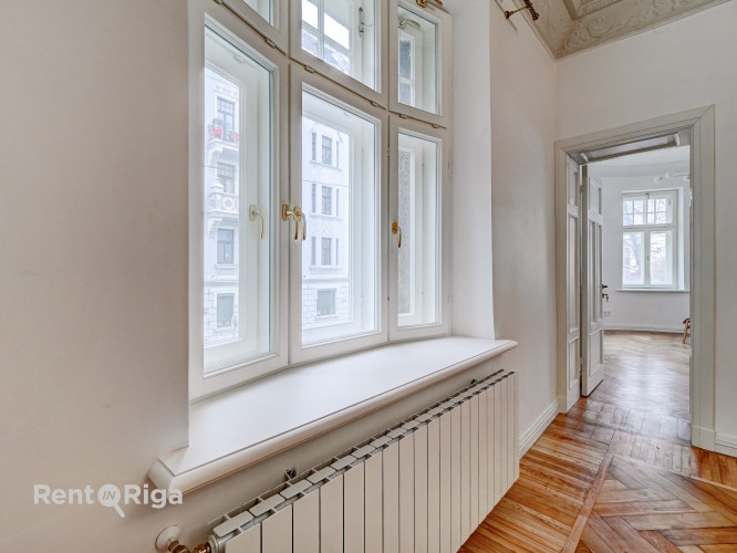 Izīrē izsmalcinātu 4-istabu dzīvokli uz klusās Akas ielas, starp Ģertrūdes un Lāčplēša ielu.  Šis dz Рига - изображение 2