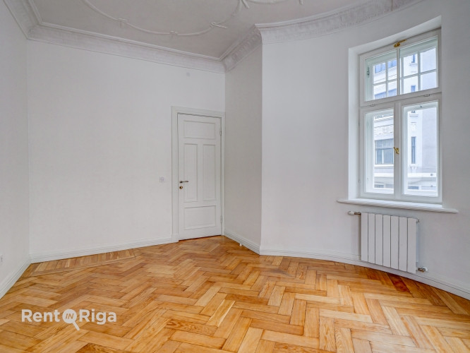 Izīrē izsmalcinātu 4-istabu dzīvokli uz klusās Akas ielas, starp Ģertrūdes un Lāčplēša ielu.  Šis dz Рига - изображение 6