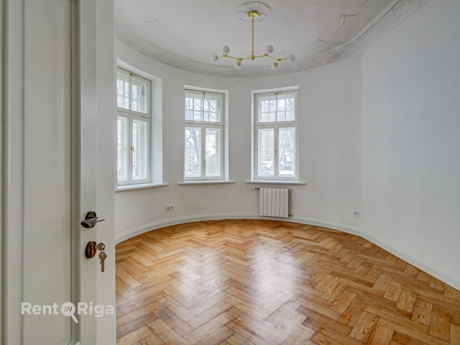 Izīrē izsmalcinātu 4-istabu dzīvokli uz klusās Akas ielas, starp Ģertrūdes un Lāčplēša ielu.  Šis dz Рига - изображение 4