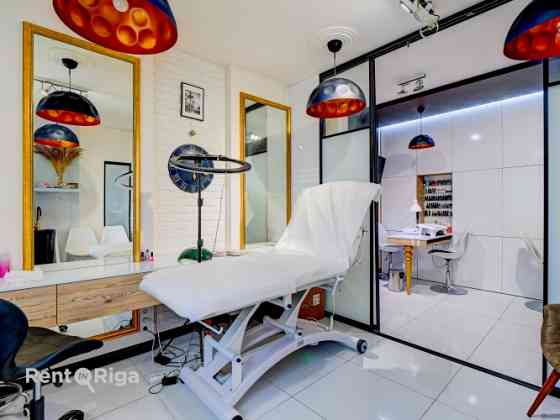 Квартира с отдельным входом!  В настоящее время используется как салон красоты, Rīga