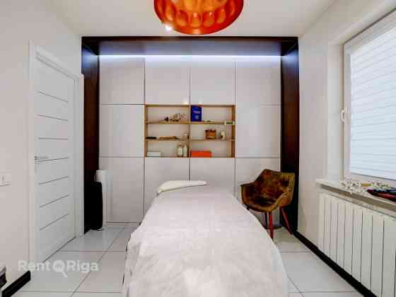 Квартира с отдельным входом!  В настоящее время используется как салон красоты, Рига