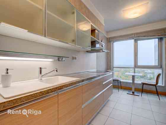 Трехкомнатная квартира с балконом и парковочным местом! Светлая и красивая Рига