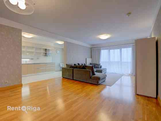Трехкомнатная квартира с балконом и парковочным местом! Светлая и красивая Рига