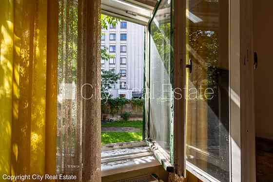 Здание во дворе, закрытая территория, территория обнесена железным забором, Rīga