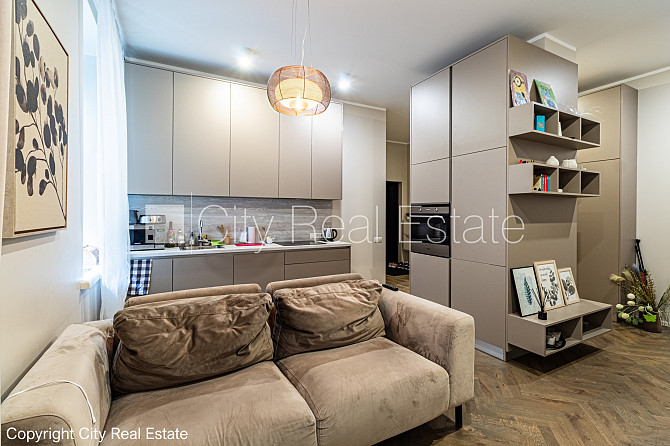 Фасадный дом, реновированный дом, место для машины, вход с улицы и со двора, окна Рига - изображение 11