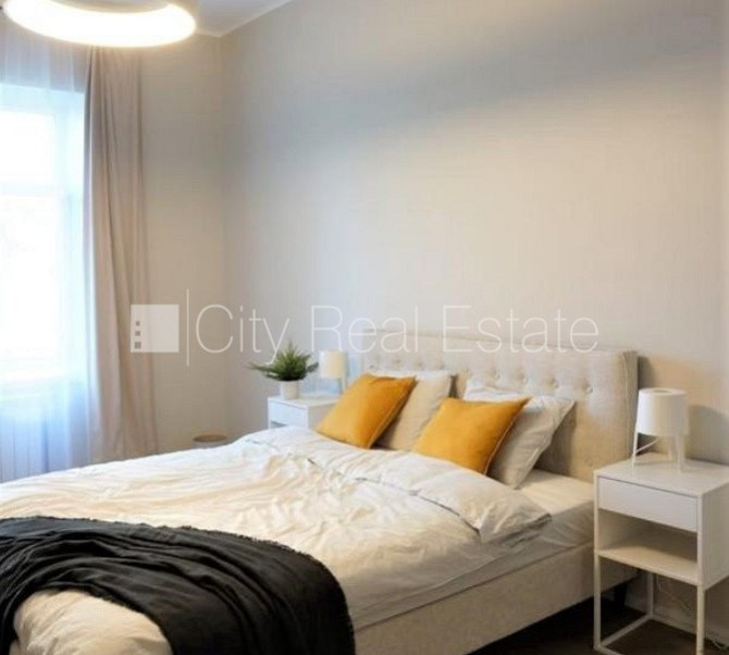 Фасадный дом, реновированный дом, место для машины, вход с улицы и со двора, окна Рига - изображение 7