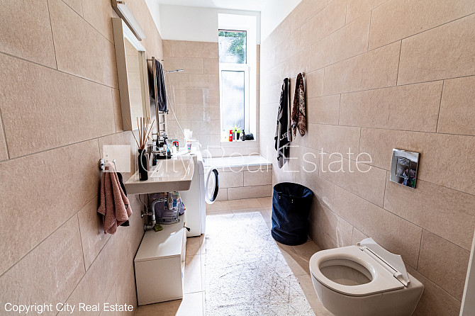 Фасадный дом, реновированный дом, место для машины, вход с улицы и со двора, окна Рига - изображение 15