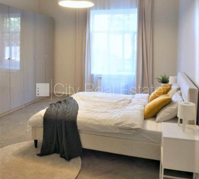 Фасадный дом, реновированный дом, место для машины, вход с улицы и со двора, окна Рига - изображение 6