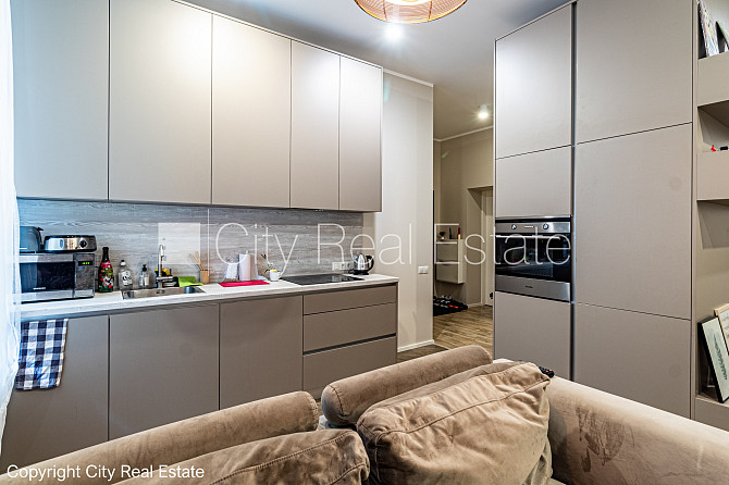 Фасадный дом, реновированный дом, место для машины, вход с улицы и со двора, окна Рига - изображение 12