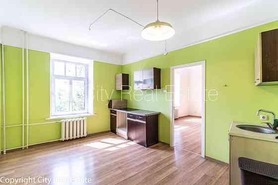 Фасадный дом, реновированный дом, территория обнесена забором, место для машины, Rīga