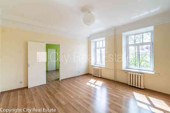 Фасадный дом, реновированный дом, территория обнесена забором, место для машины, Rīga