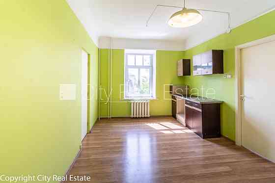 Фасадный дом, реновированный дом, территория обнесена забором, место для машины, Rīga