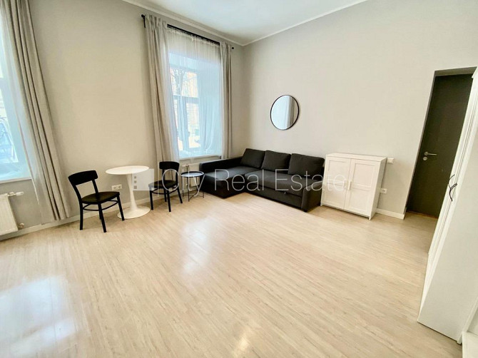 Здание во дворе, реновированный дом, закрытый двор, вход со двора, лестничная Рига - изображение 18