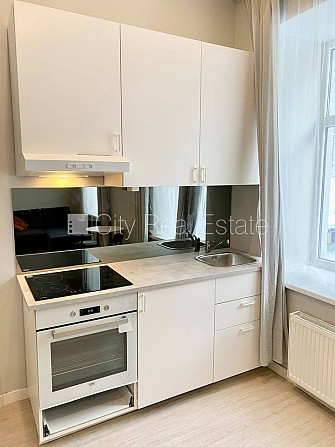 Здание во дворе, реновированный дом, закрытый двор, вход со двора, лестничная Рига - изображение 19