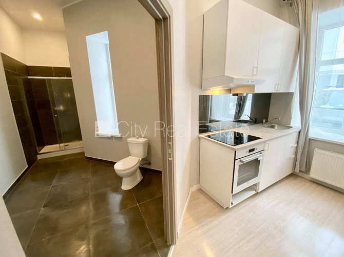 Здание во дворе, реновированный дом, закрытый двор, вход со двора, лестничная Рига - изображение 20