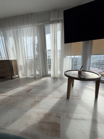 Izīrē brīnišķīgu 3 istabu dzīvokli ar terasi!  Ienākot dzīvoklī - plašs iebūvētais skapis un neliels Рига - изображение 5