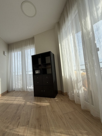 Izīrē brīnišķīgu 3 istabu dzīvokli ar terasi!  Ienākot dzīvoklī - plašs iebūvētais skapis un neliels Рига - изображение 9