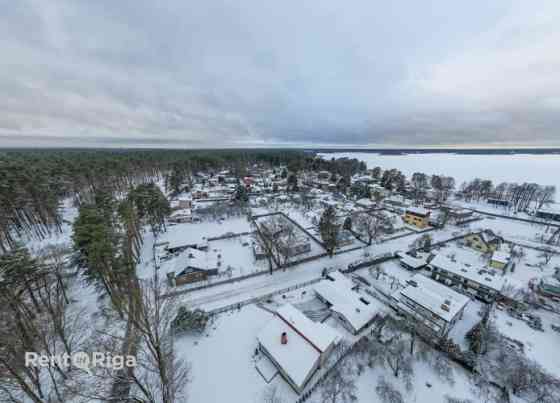 Piedāvājumā ir skaists, taisnstūrveida zemes gabals vienā no patīkamākajiem privātmāju rajoniem, un  Ādažu novads