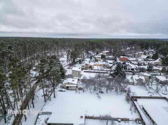 Piedāvājumā ir skaists, taisnstūrveida zemes gabals vienā no patīkamākajiem privātmāju rajoniem, un  Ādažu novads