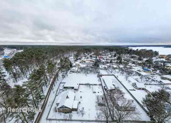 Piedāvājumā ir skaists, taisnstūrveida zemes gabals vienā no patīkamākajiem privātmāju rajoniem, un  Ādažu novads