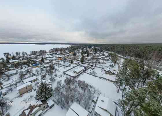 Piedāvājumā ir skaists, taisnstūrveida zemes gabals vienā no patīkamākajiem privātmāju rajoniem, un  Ādažu novads