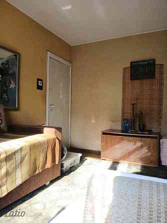 Pārdod remontējamu dzīvokli Iļģuciema centrā.

Vidējais stāvs, vidējā kāpņu telpa.
Mājā nomainīti ko Рига