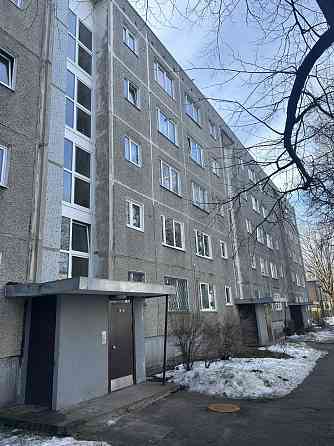 Pārdod remontējamu dzīvokli Iļģuciema centrā.

Vidējais stāvs, vidējā kāpņu telpa.
Mājā nomainīti ko Рига